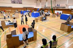 段ボールベッドやテントを組み立てる訓練参加者（１日午前１０時半ごろ）
