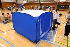 避難用のテントを組み立てる訓練参加者（１日午前１０時２０分ごろ）