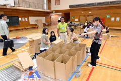 段ボールベッドを組み立てる訓練参加者（１日午前１０時２０分ごろ）