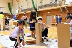 段ボールベッドを組み立てる訓練参加者（１日午前１０時１５分ごろ）