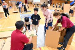 段ボールベッドを組み立てる訓練参加者（１日午前１０時１５分ごろ）