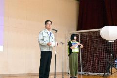 手話とともにあいさつする米沢則寿市長（１日午前１０時ごろ）