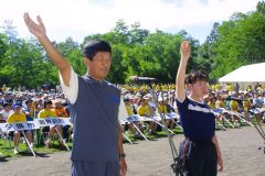 第３９回大会の開会式で選手宣誓する田中さん（左）＝２００１年７月７日