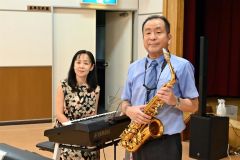 コンサートへの来場を呼び掛ける（右から）佐藤さんと三浦さん