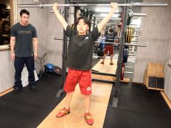 芽室町のP・B・Aジムで鍛える村上音文(中央)と伊藤直登