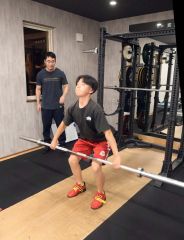 芽室町のP・B・Aジムで鍛える村上音文(手前)と伊藤直登