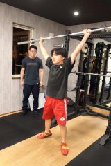 芽室町のP・B・Aジムで鍛える村上音文(手前)と伊藤直登