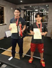 道選手権で優勝しMVPも獲得した伊藤直登(左)と、初出場で優勝を遂げた村上音文