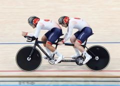 パラリンピック・自転車トラック男子タンデム１０００メートル（視覚障害）決勝を力走する木村和平（右）。左はパイロットの三浦生誠。予選で日本記録を更新、決勝で６位入賞を果たした＝１日、パリ郊外（時事）
