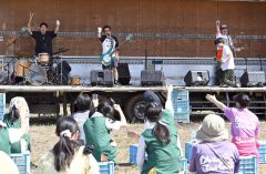 花火やライブ満喫 伊澤農場でサマーフェス 4