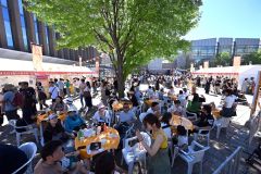 駅北側エリアでは木陰の席が人気だった