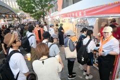 開始直後から多くの出店ブースで行列ができていた