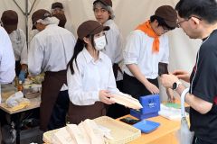 パニーニが人気を呼んでいた清水高校のブース（須貝拓也撮影）