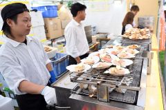 厚岸町から特別出店した馬場商店のブースにはホタテやカキなど海の幸が並ぶ（須貝拓也撮影）
