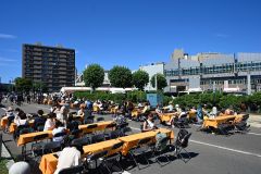 青空レストランの様相となった駅南側エリア