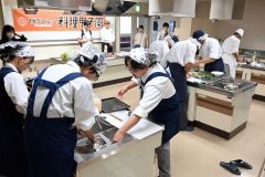 5年ぶりに会場での調理実演審査が行われた。左は優勝した広尾高のチーム