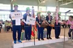 優勝旗やトロフィーを受け取った「BRASIL4」のメンバー。(左から)マリオさん、スエリーさん、横尾山下レジーナさん(69)、佐渡アメリアさん(77)、佐渡ジュンイチロウさん(82)