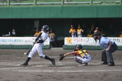 【決勝・幕別野球少年団―NEXUS BBC】三回表1死二、三塁のチャンスで右越え適時三塁打を放った幕別野球少年団の島彗介
