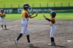 【決勝・幕別野球少年団―NEXUS BBC】先発投手を務めたNEXUS BBCの荒木心羽(左)は二回裏にソロホームランを打ち、自分を援護した
