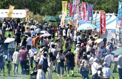 晴天に恵まれ多くの人でにぎわった会場。この日の来場者数の2万8000人は、2日間のイベント日程を各日ごとに統計を取り始めた2010年以来、1日としては過去最多に