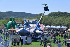 晴天に恵まれ多くの人でにぎわった会場。この日の来場者数の2万8000人は、2日間のイベント日程を各日ごとに統計を取り始めた2010年以来、1日としては過去最多に