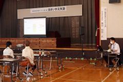 詐欺被害防止へ手口などを紹介した篠田係長（右）