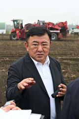 田崎一也カルビーポテト社長(金野和彦撮影)