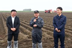 じゃがいも畑の前であいさつをする(左から)田崎一也社長、橋詰仁組合長、杉浦大斗幕別支所長(5日、午前10時ごろ、帯広市以平町で。金野和彦撮影)