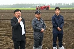 じゃがいも畑の前であいさつをする(左から)田崎一也社長、橋詰仁組合長、杉浦大斗幕別支所長(5日、午前10時ごろ、帯広市以平町で。金野和彦撮影)