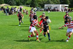 トライを目指す帯広ラグビースクールの小学校低学年の選手