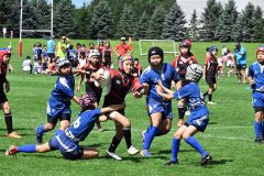 トライを目指す帯広ラグビースクールの小学校高学年の選手