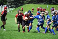 トライを目指す帯広ラグビースクールの小学校高学年の選手