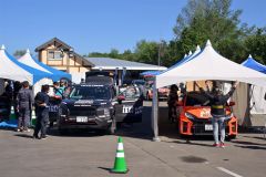 公式車検を受けるラリーカー（６日午前９時４５分ごろ、帯広市内の北愛国交流広場で。金野和彦撮影）