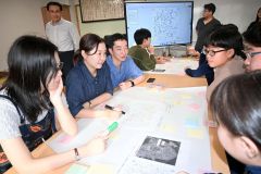 学園生らと一緒に大空にあってほしいものなどを話合った慶大生(左奥が中妻教授)