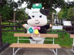 「ゆっくり動物見て」　よつ葉乳業がおびひろ動物園にベンチ寄贈