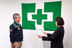 無災害表彰を受ける宮坂建設工業の現場代理人