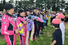 児童から手作りのリースを受け取る選手たち(金野和彦撮影)