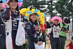 児童から手作りのリースをもらって喜ぶ選手たち(金野和彦撮影)