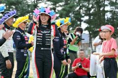 児童から手作りのリースをもらって喜ぶ選手たち(金野和彦撮影)
