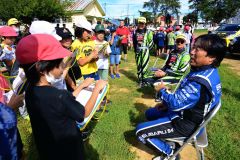 児童からの質問に答える選手たち(金野和彦撮影)