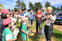 ラリーカー間近、児童興奮　帯広北栄小で選手と交流　ラリー北海道