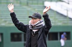 応援席へ手を振るミスターラックの藤本涼オーナー(7日、須貝拓也撮影)