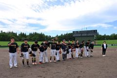 全国大会の初戦を勝利で飾ったミスターラックが応援席へあいさつをする(7日、須貝拓也撮影)