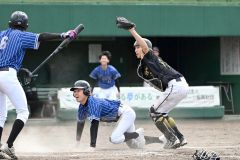 【1回戦・ミスターラック-星原運送・鹿児島】ミスターラックは9回2死満塁で舟田大我捕手(右)が相手走者を刺し、ゲームセットとする(7日、須貝拓也撮影)