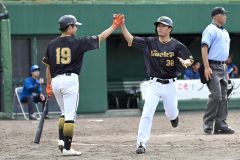【1回戦・ミスターラック-星原運送・鹿児島】ミスターラックは6回2死一、三塁で捕逸の間に三走の杉山太洋(右)が帰還、次打者の森本心(左)とハイタッチを交わす(7日、須貝拓也撮影)