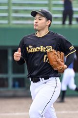 【1回戦・ミスターラック-星原運送・鹿児島】ミスターラックの佐藤進太郎投手は7回、相手打線を3者三振に打ち取り親指を上げながらベンチへと引き上げる(7日、須貝拓也撮影)