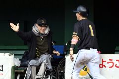 【1回戦・ミスターラック-星原運送・鹿児島】ミスターラックの藤本涼オーナー(左)は3回、本塁へ帰還した山ノ内悠輔を右手を差し出しながら迎え入れる(7日、須貝拓也撮影)