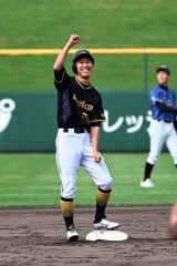 【1回戦・ミスターラック-星原運送・鹿児島】ミスターラックは2回1死から杉山弘樹が中越え二塁打を放ち塁上で右手を掲げた(7日、須貝拓也撮影)