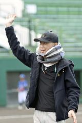 応援席へ手を振るミスターラックの藤本涼オーナー(7日、須貝拓也撮影)