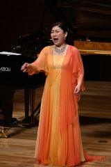 第1部で歌う谷地さん